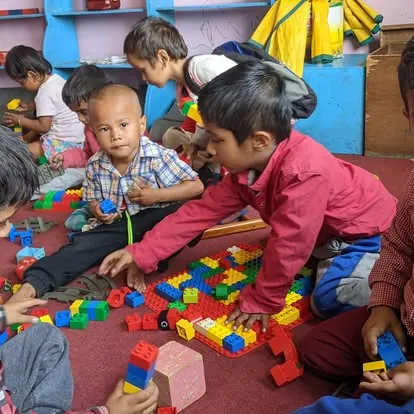 Kinder mit Duplosteinen
