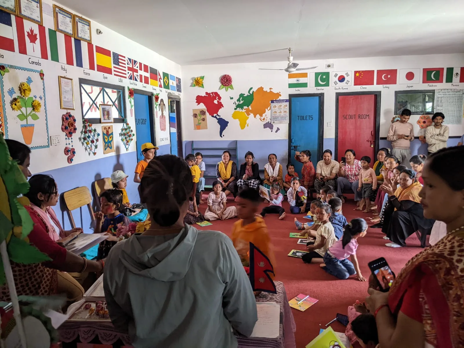Bunter Hauptraum des Kindergartens