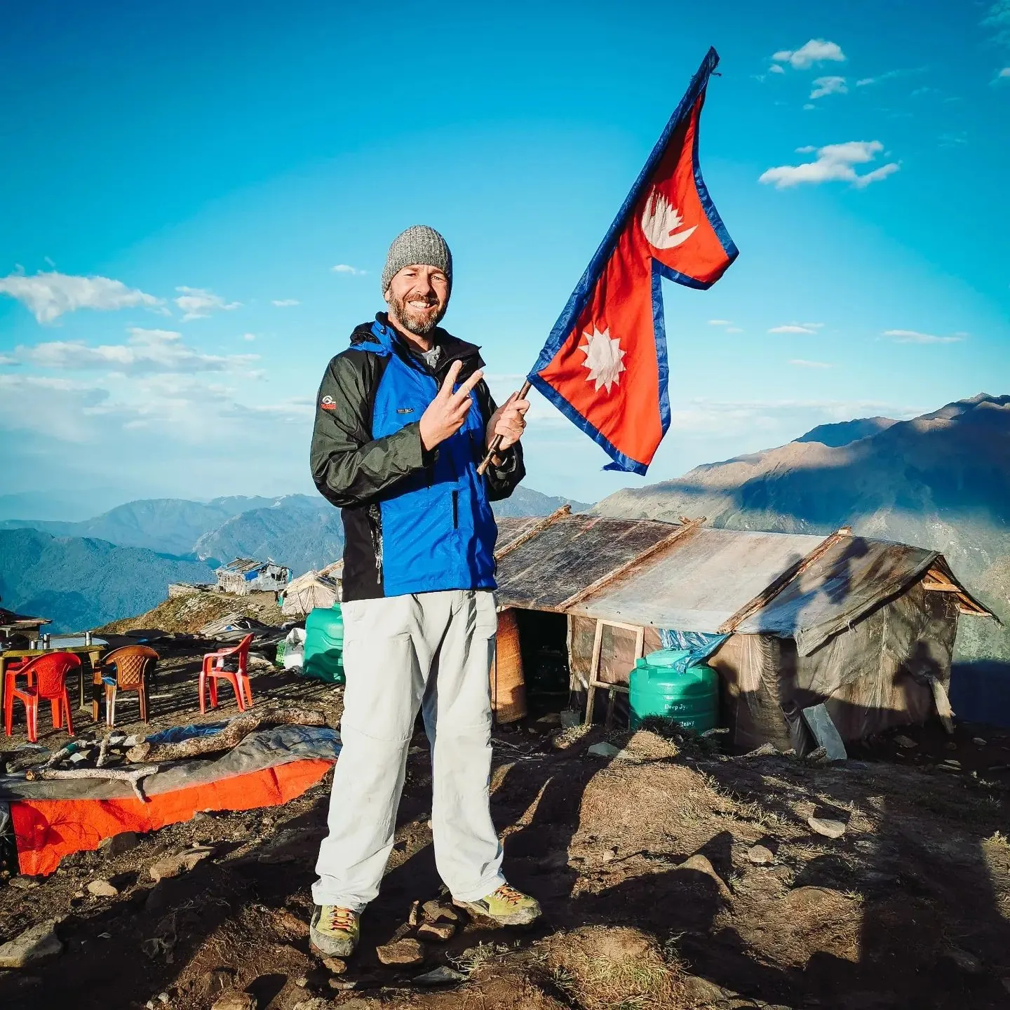 Tony Schaller mit Nepalflagge
